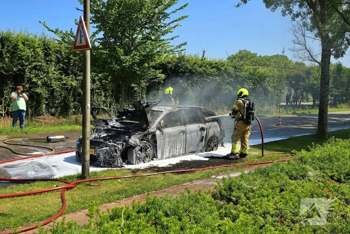 Brandweer dooft vlammenzee in auto