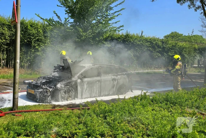 Brandweer dooft vlammenzee in auto