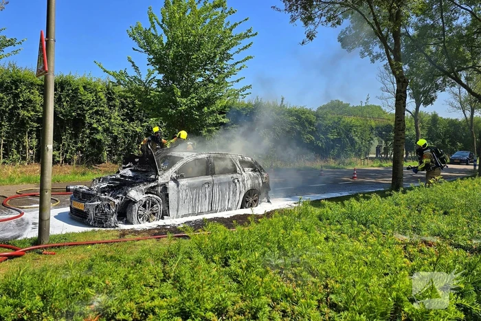 Brandweer dooft vlammenzee in auto