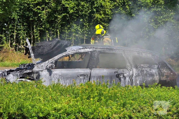 Brandweer dooft vlammenzee in auto