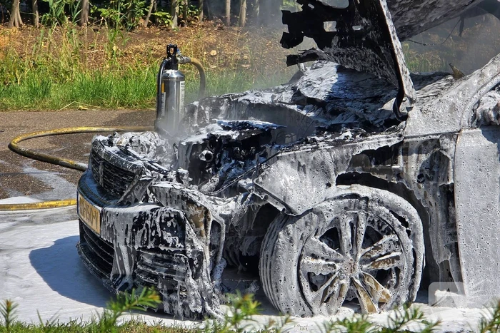 Brandweer dooft vlammenzee in auto