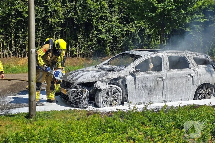 Brandweer dooft vlammenzee in auto