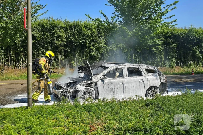 Brandweer dooft vlammenzee in auto