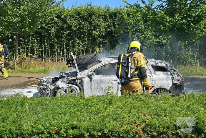 Brandweer dooft vlammenzee in auto