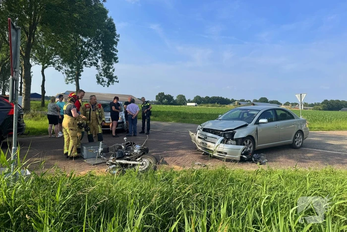 Motorrijder gewond na aanrijding met auto