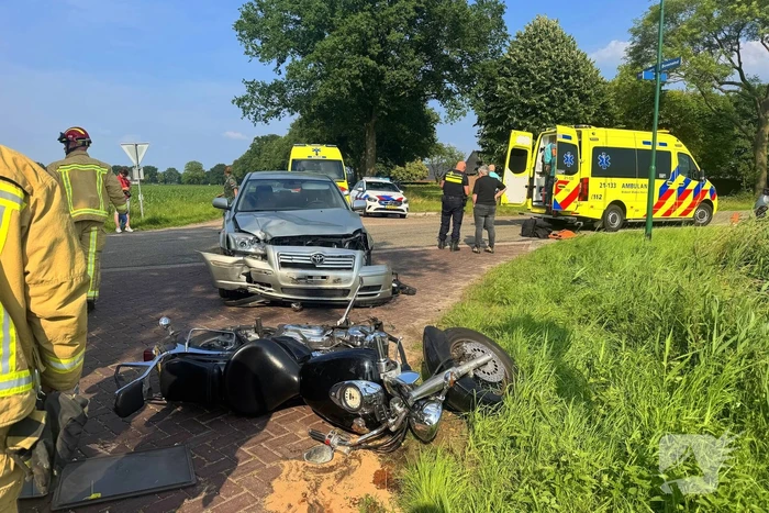 Motorrijder gewond na aanrijding met auto