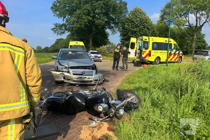 Motorrijder gewond na aanrijding met auto