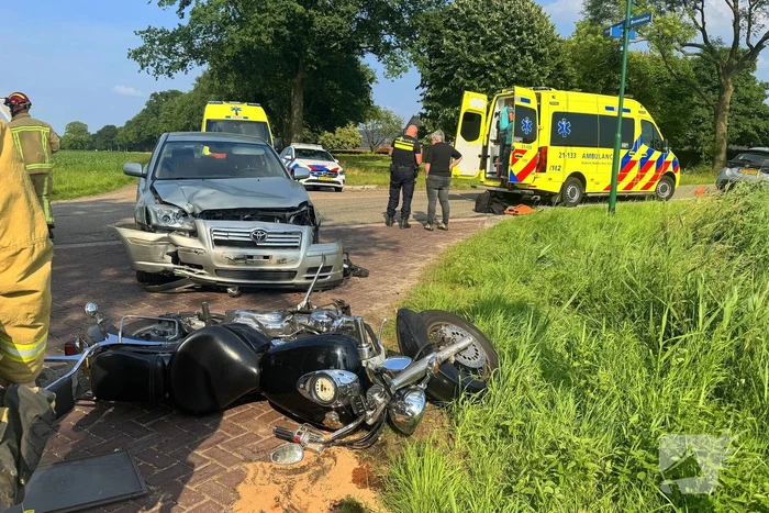Motorrijder gewond na aanrijding met auto