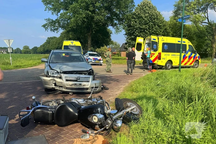Motorrijder gewond na aanrijding met auto