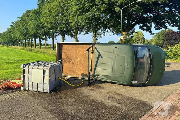 Botsing tussen auto en bestelwagen leidt tot gewonden