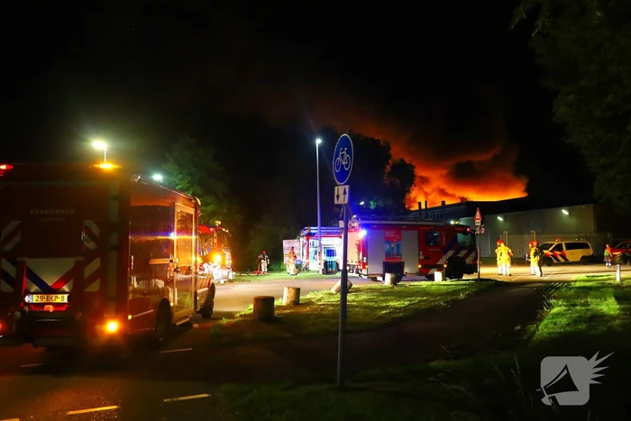 Vlammenzee op industrieterrein