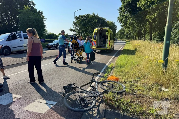 Fietser gewond bij aanrijding op rotonde