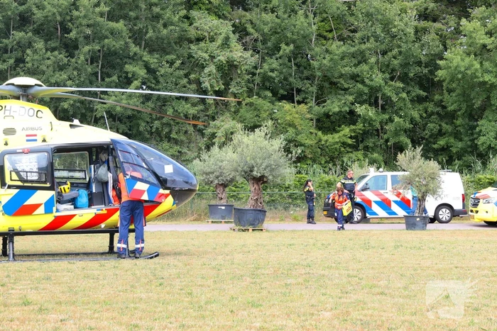 Traumahelikopter landt voor medische bijstand