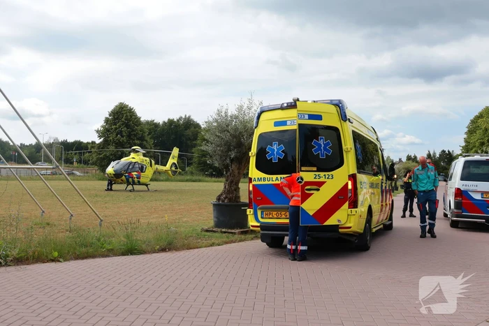 Traumahelikopter landt voor medische bijstand