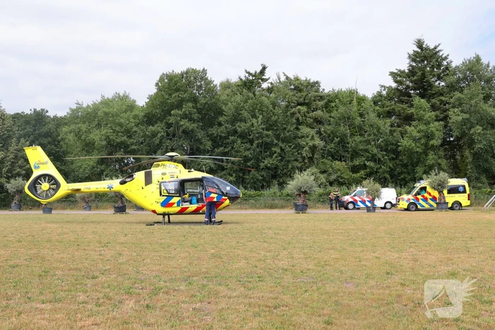Traumahelikopter landt voor medische bijstand