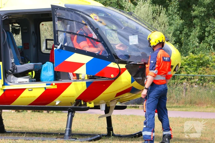 Traumahelikopter landt voor medische bijstand