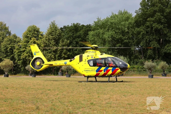 Traumahelikopter landt voor medische bijstand