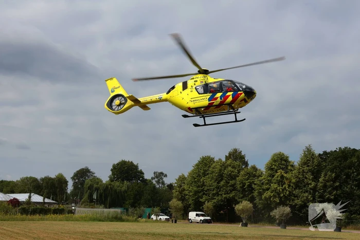 Traumahelikopter landt voor medische bijstand