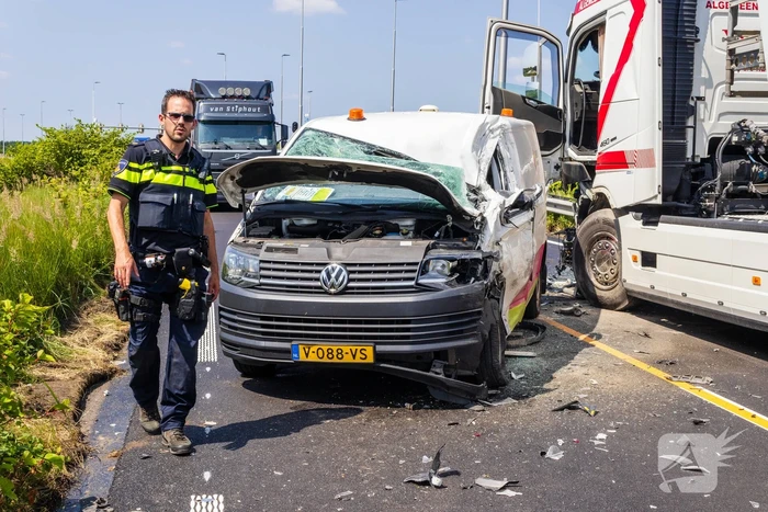 Botsing tussen vrachtwagen en busje leidt tot zware verwondingen