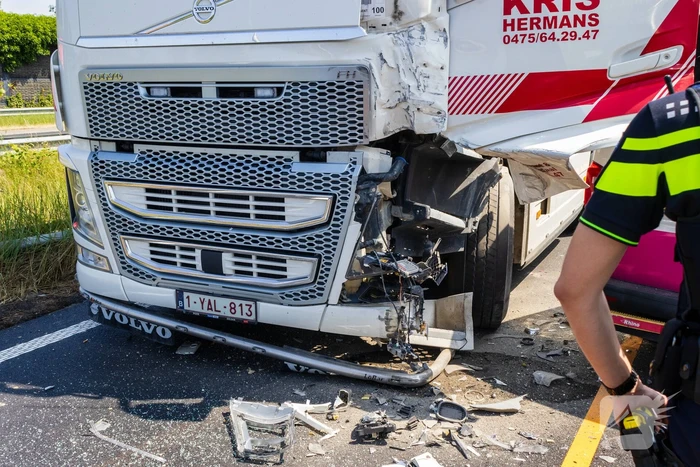 Botsing tussen vrachtwagen en busje leidt tot zware verwondingen