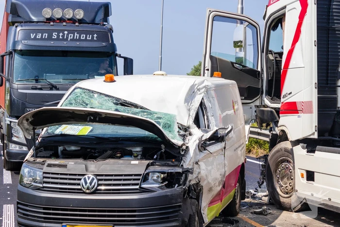 Botsing tussen vrachtwagen en busje leidt tot zware verwondingen