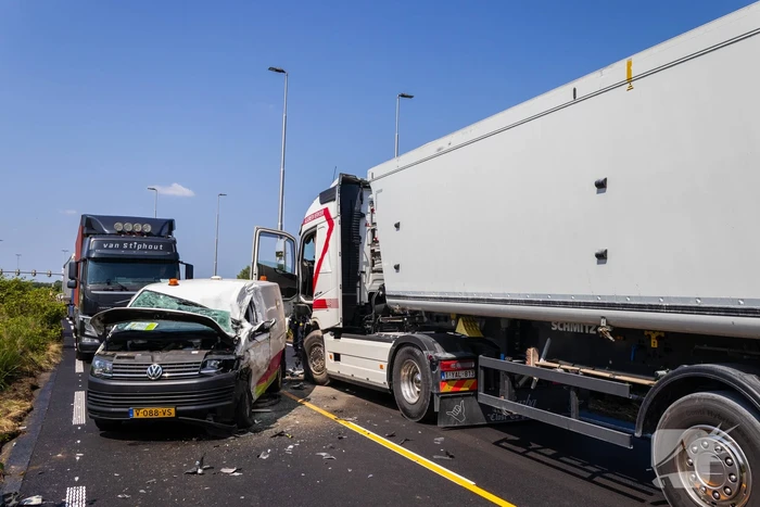 Botsing tussen vrachtwagen en busje leidt tot zware verwondingen