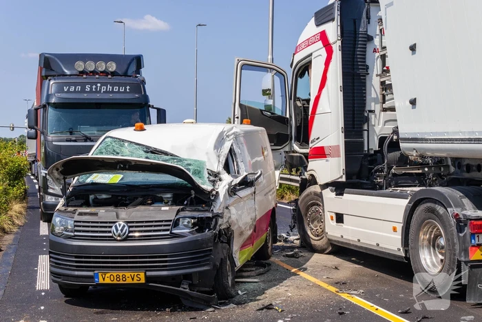 Botsing tussen vrachtwagen en busje leidt tot zware verwondingen