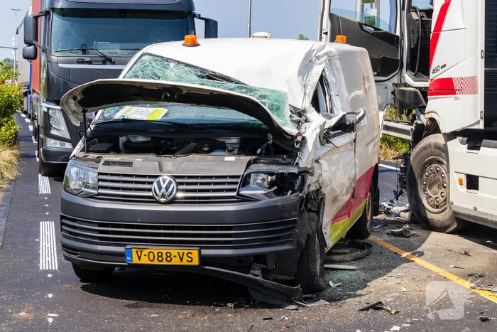 Botsing tussen vrachtwagen en busje leidt tot zware verwondingen