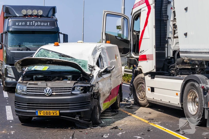 Botsing tussen vrachtwagen en busje leidt tot zware verwondingen