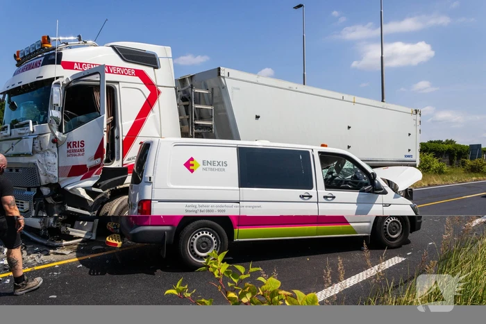 Botsing tussen vrachtwagen en busje leidt tot zware verwondingen