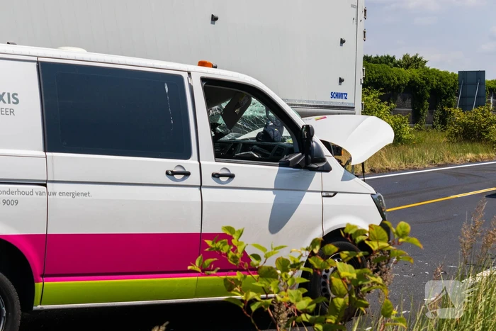 Botsing tussen vrachtwagen en busje leidt tot zware verwondingen
