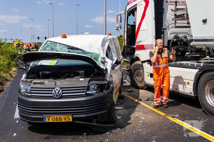 Botsing tussen vrachtwagen en busje leidt tot zware verwondingen