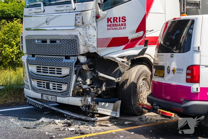 Botsing tussen vrachtwagen en busje leidt tot zware verwondingen