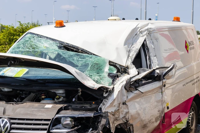 Botsing tussen vrachtwagen en busje leidt tot zware verwondingen