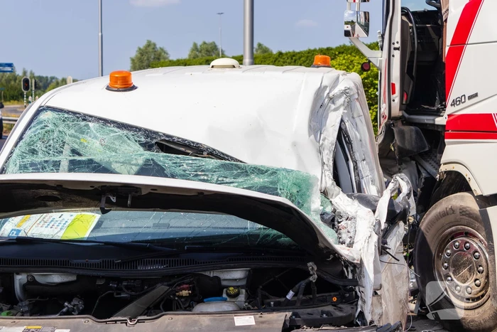 Botsing tussen vrachtwagen en busje leidt tot zware verwondingen