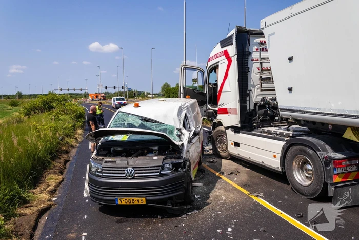 Botsing tussen vrachtwagen en busje leidt tot zware verwondingen