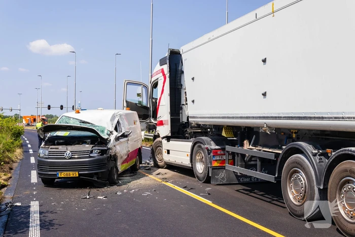 Botsing tussen vrachtwagen en busje leidt tot zware verwondingen