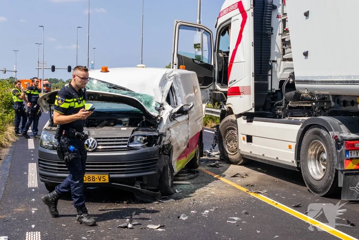 Botsing tussen vrachtwagen en busje leidt tot zware verwondingen