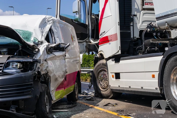 Botsing tussen vrachtwagen en busje leidt tot zware verwondingen