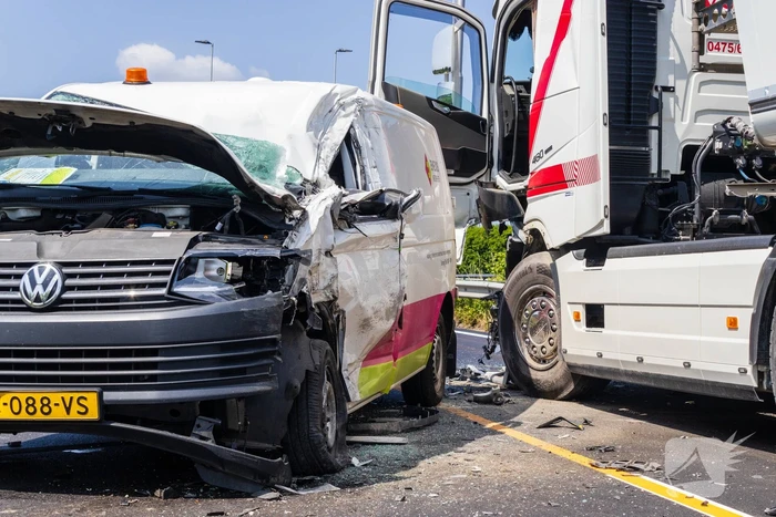 Botsing tussen vrachtwagen en busje leidt tot zware verwondingen