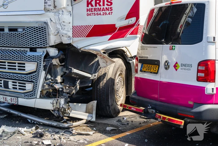Botsing tussen vrachtwagen en busje leidt tot zware verwondingen