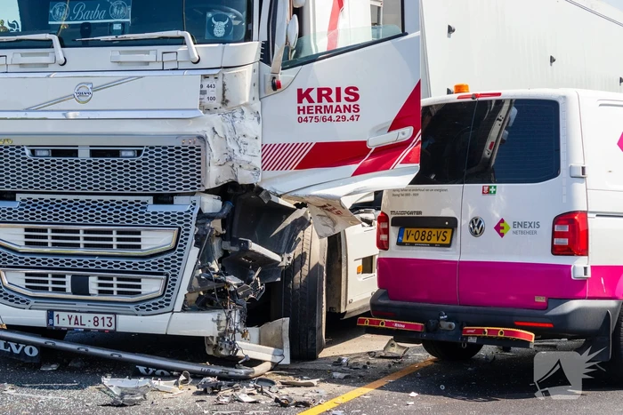Botsing tussen vrachtwagen en busje leidt tot zware verwondingen