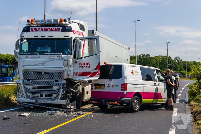 Botsing tussen vrachtwagen en busje leidt tot zware verwondingen