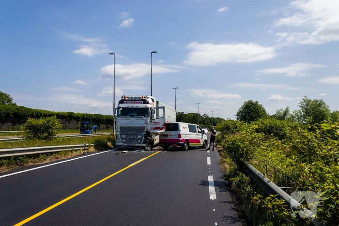 Botsing tussen vrachtwagen en busje leidt tot zware verwondingen