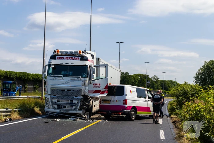 Botsing tussen vrachtwagen en busje leidt tot zware verwondingen