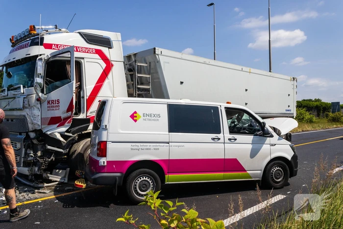 Botsing tussen vrachtwagen en busje leidt tot zware verwondingen