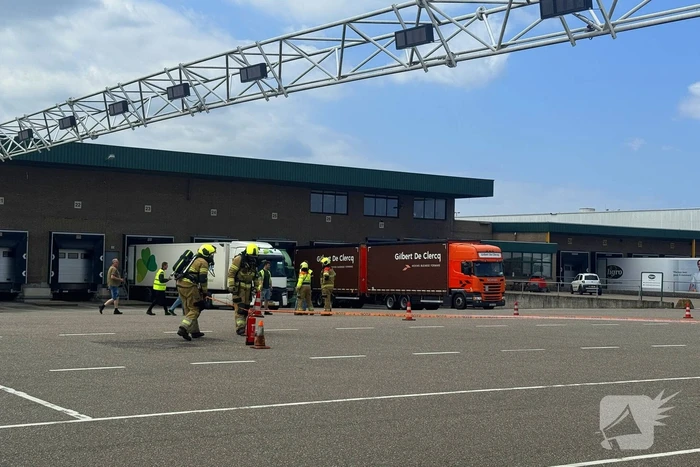 Accu van pallettruck valt om in oplegger