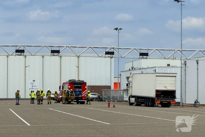 Accu van pallettruck valt om in oplegger