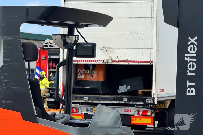 Accu van pallettruck valt om in oplegger