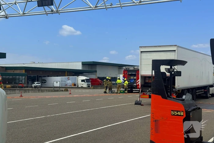 Accu van pallettruck valt om in oplegger
